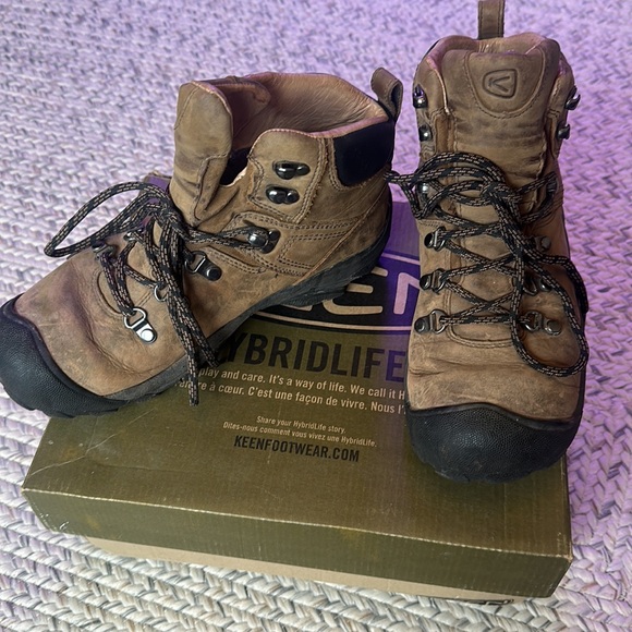 Keen Pyrenees hiking boots in Bison - Picture 2 of 12